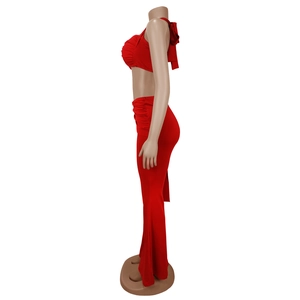 Vue latérale d'un ensemble rouge deux pièces avec crop top dos nu et pantalon évasé