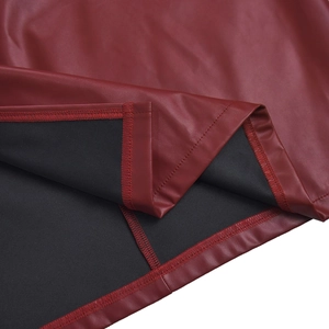 Dettaglio dell'orlo in pelle PU bordeaux con cuciture precise e fodera interna nera