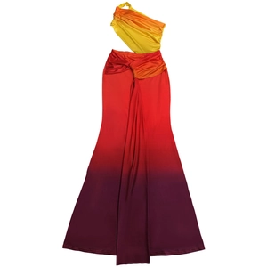 Détail d'une robe en satin dégradé avec encolure asymétrique et découpe à la taille