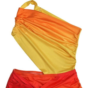 Gros plan d'un monokini dégradé orange avec design asymétrique et découpe à la taille