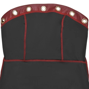 Dettaglio dell'abito a fascia con bordo in pelle rossa, occhielli dorati e cuciture a contrasto