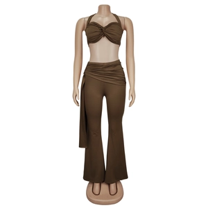 Détails de l'ensemble deux pièces vert olive avec haut dos nu noué et pantalon taille haute