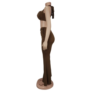 Détail de l'ensemble marron deux pièces avec crop top dos nu et pantalon évasé taille haute