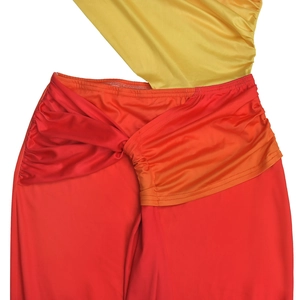 Détail de la taille plissée croisée et du tissu soyeux aux tons jaune et orange