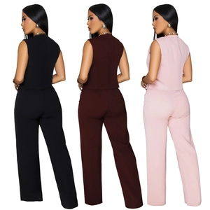 Détails du haut sans manches et pantalon large en noir, bordeaux et rose pâle