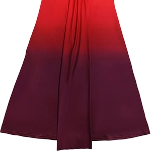 Détail du dégradé rouge et violet sur l'ourlet d'une robe en satin lisse avec effet ombré