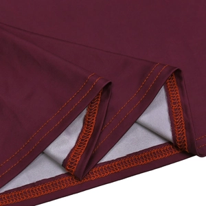 Détail d'une robe dégradée bordeaux avec coutures contrastées orange de haute qualité