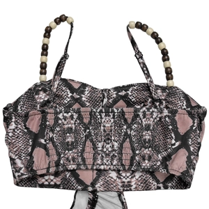 Détail de haut de bikini serpent avec bretelles perlées et dos smocké élastique