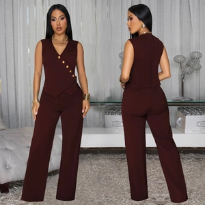 Détail de l'ensemble bordeaux avec gilet sans manches à col en V et pantalon large