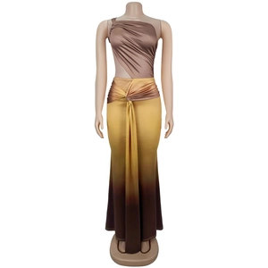 Détail de robe fourreau en satin dégradé avec épaule dénudée et découpe à la taille
