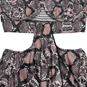 Détail de robe imprimé serpent avec découpes latérales et bonnets à armatures