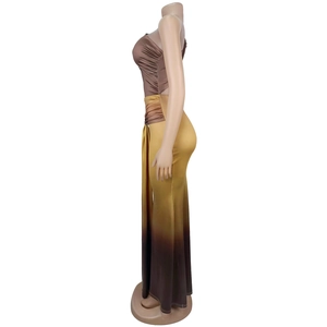 Vue détaillée de l'effet dégradé sur une robe longue froncée marron à une épaule