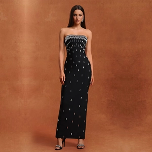 Robe longue moulante noire sans bretelles avec strass argentés et dos nu élégante