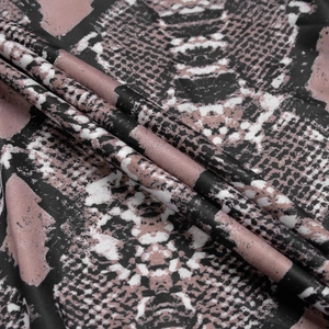 Détail rapproché d'un tissu imprimé serpent lisse avec éclat soyeux et texture souple