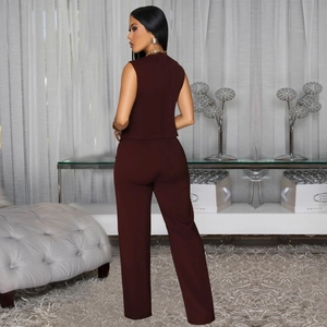 Vue détaillée du haut sans manches bordeaux avec zip au dos et du pantalon large