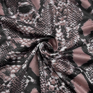Gros plan sur le tissu à imprimé serpent rose montrant la texture douce