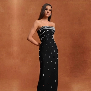 Détail d'une robe de soirée bustier noire avec ornements de paillettes argentées ajustée