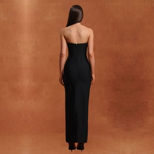 Robe longue bustier noire élégante avec vue de dos montrant la fermeture éclair invisible