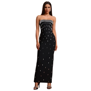 Détails de l'ornementation en strass argentés sur une robe bustier noire moulante
