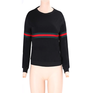 Détail des poignets côtelés et du ruban rayé vert et rouge sur le sweat-shirt noir classique