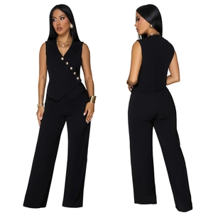Détail du gilet noir sans manches avec boutons dorés et pantalon à jambes larges