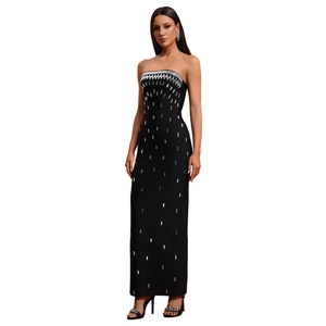Détail de la robe de soirée bustier noire avec paillettes argentées et perles