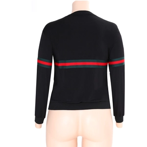 Vue détaillée du dos d'un sweatshirt noir avec des bandes rayées vertes et rouges aux bras