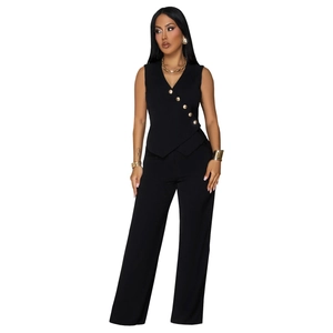 Détails d'un ensemble chic deux pièces noir avec gilet sans manches à boutons dorés et pantalon