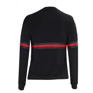 Détail arrière d'un sweat-shirt noir orné de bandes tricolores vertes et rouges aux manches
