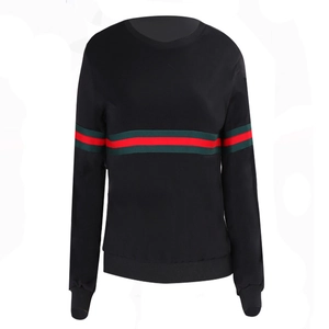 Détail des bandes rouges et vertes sur le sweat-shirt noir à manches longues et col rond