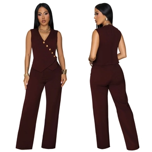 Détail d'un ensemble bordeaux deux pièces avec gilet sans manches col V et pantalon large