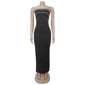 Détails des paillettes argentées sur une robe longue bustier noire moulante