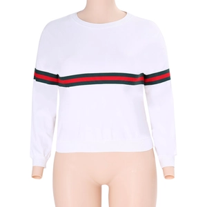 Détail du sweat-shirt blanc à manches longues avec bande rayée verte et rouge brodée