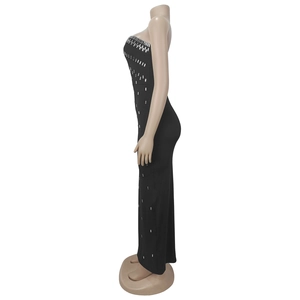 Détail de robe de soirée noire bustier avec ornements de paillettes rectangulaires argentées
