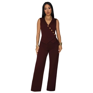 Ensemble gilet sans manches col en V bordeaux et pantalon large avec boutons dorés
