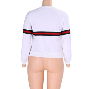 Détail du dos d'un sweat-shirt blanc à col rond avec bandes tissées vertes et rouges