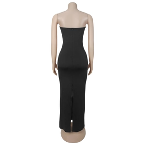 Vue arrière d'une robe bustier moulante noire avec fermeture éclair et fente arrière