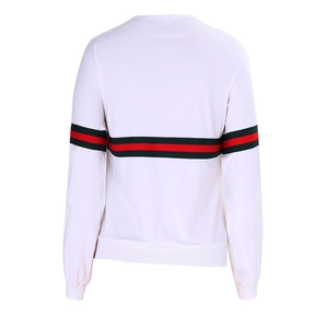 Détail d'un sweat blanc à manches longues avec bandes rayées rouges et vertes emblématiques