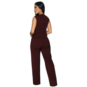 Détail d'un ensemble deux pièces gilet sans manches bordeaux et pantalon large
