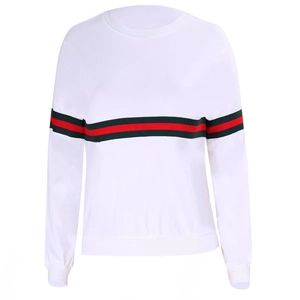 Détail d'un sweat-shirt blanc à manches longues avec ruban rayé vert et rouge décoratif
