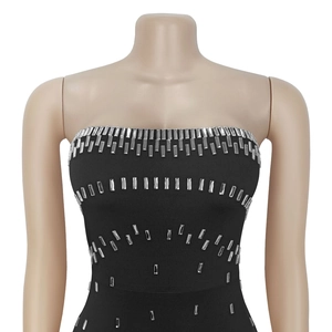 Détail de la robe bustier noire avec des ornements en strass argentés scintillants sur le buste