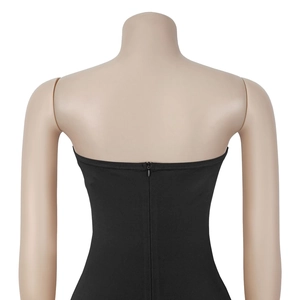 Détail de la fermeture éclair invisible au dos d'une robe bustier noire à strass chic