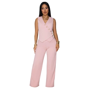 Détail du gilet sans manches rose avec boutons dorés et pantalon taille haute à jambes larges