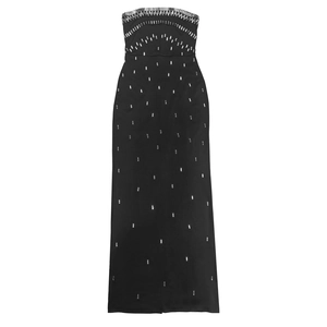 Détails des cristaux argentés sur une robe longue bustier noire élégante