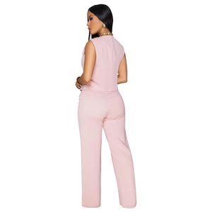 Détail de l'ensemble deux pièces gilet rose sans manches et pantalon large taille haute