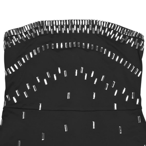 Détail de strass argentés sur une robe de soirée noire bustier sans bretelles