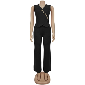 Détails de l'ensemble gilet noir sans manches avec boutons dorés gaufrés décoratifs