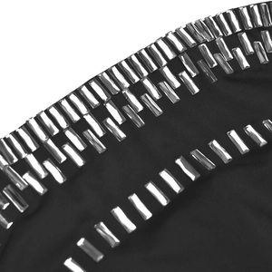Détail de strass argentés de qualité sur le tissu élégant d'une robe noire