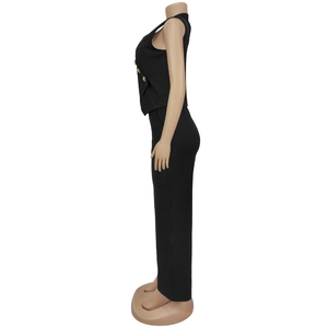 Détail du haut sans manches noir avec boutons dorés et pantalon droit assorti