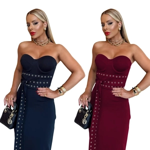 Λεπτομέρεια στράπλες bodycon φορέματος με μεταλλικά καψούλια και κορδόνια στη μέση